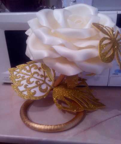 Продам: Белая роза с "золотыми листочками"