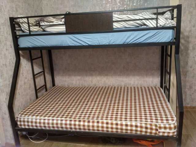 Продам: 2-ярусная кровать с двумя новыми матраса