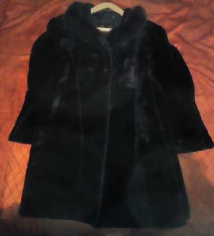 Продам: Пальто мутон,блузки ,костюмы
