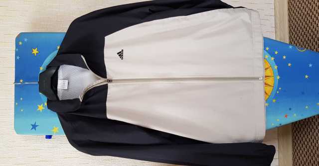 Продам: Куртка цвет черного с отделкой свело-ко