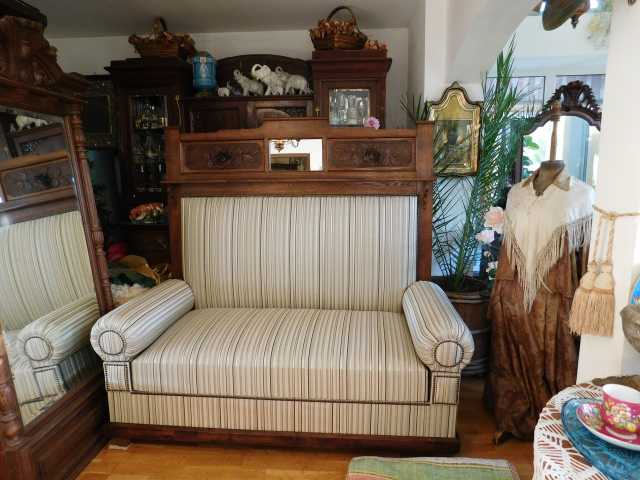 Продам: Старинный диван с валиками