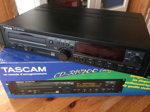 Продам: Устройство записи компакт-дисков Tascam