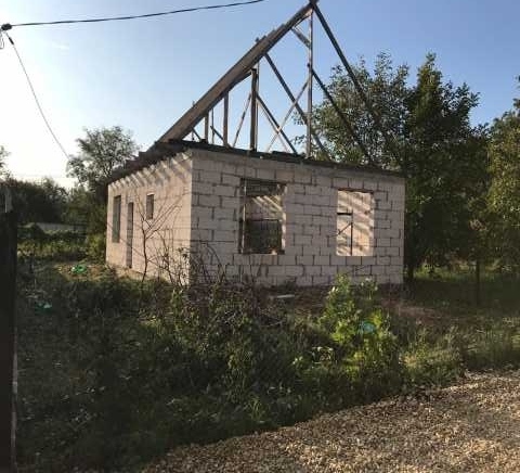 Продам: земельный участок с недостроенным домом