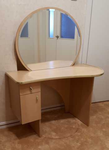 Продам: туалетный столик с зеркалом