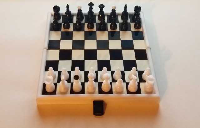 Продам: Винтажные магнитные шахматы "Air France"