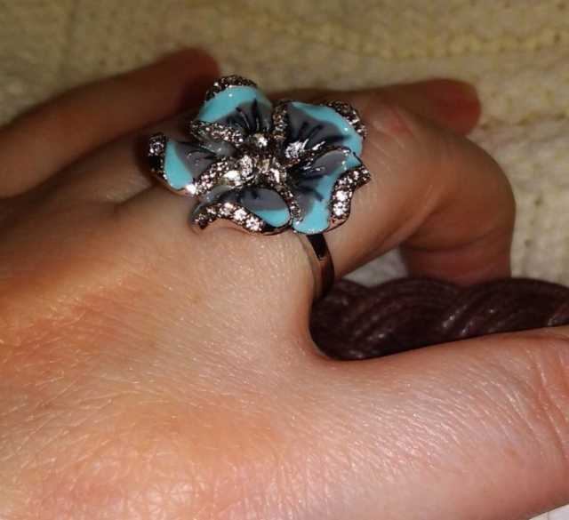 Продам: Кольцо голубой цветок с фианитами.925 Се