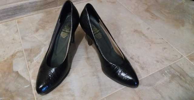 Продам: Женские кожаные туфли лак