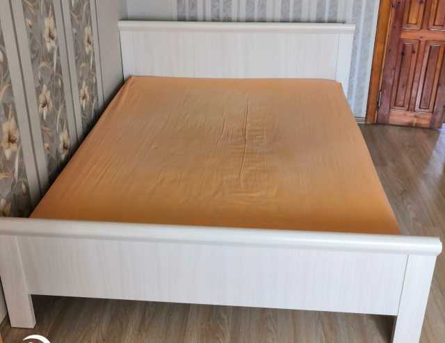 Продам: Двухместная кровать с матрасом 160x200