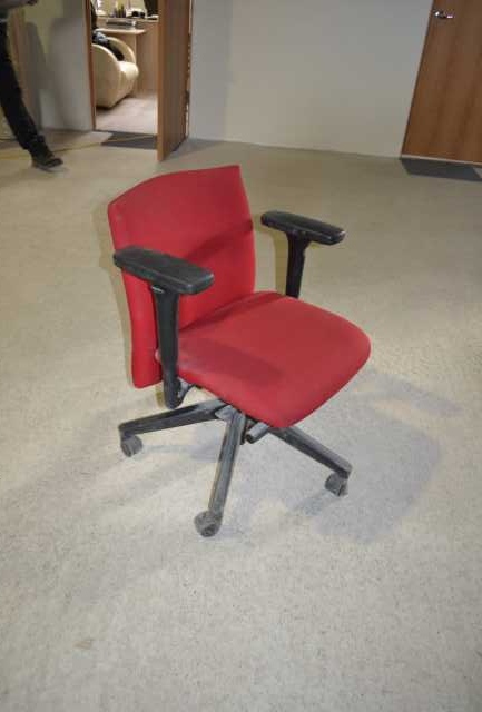 Продам: Офисное мобильное кресло