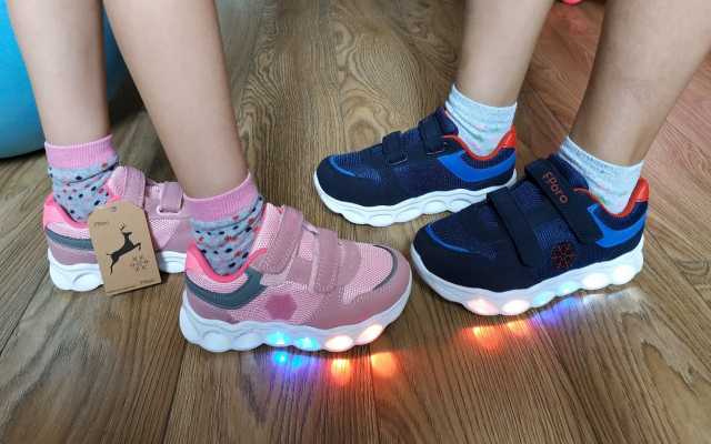 Продам: FPoro кроссовки с лампочками