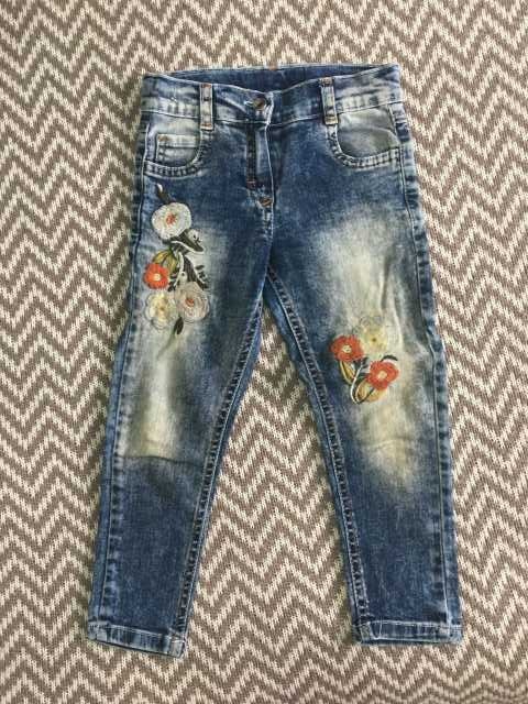 Продам: джинсы на 3-4 года