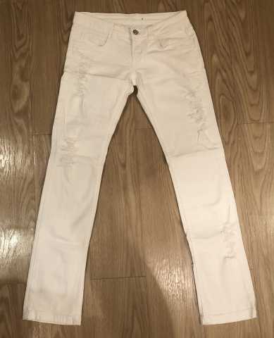 Продам: Белые джинсы р-р26