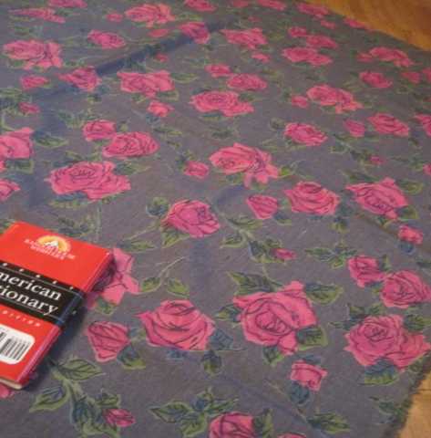 Продам: Отрез красивой ткани с розами на сером