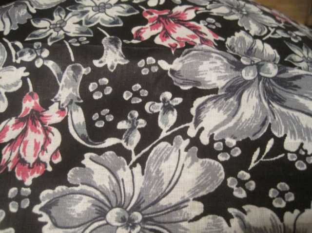 Продам: Ткань серые и розовые цветы на чёрном фо