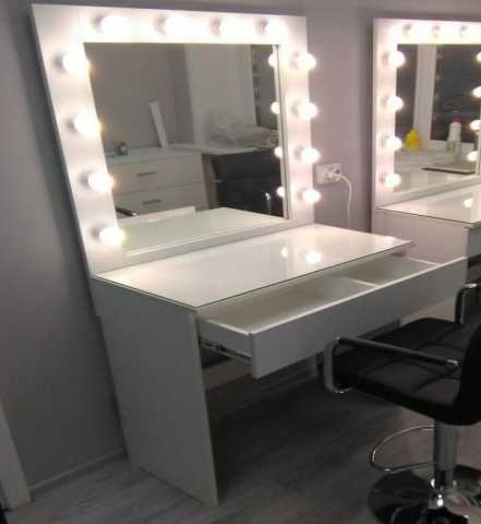 Продам: Туалетный столик с подсветкой и зеркалом