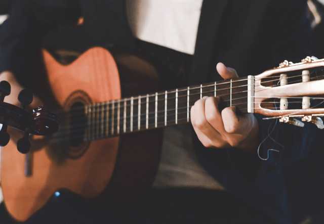 Предложение: Уроки игры на гитаре