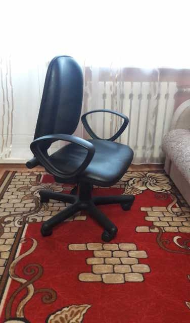 Продам: Кожаное кресло для компьютерного стола