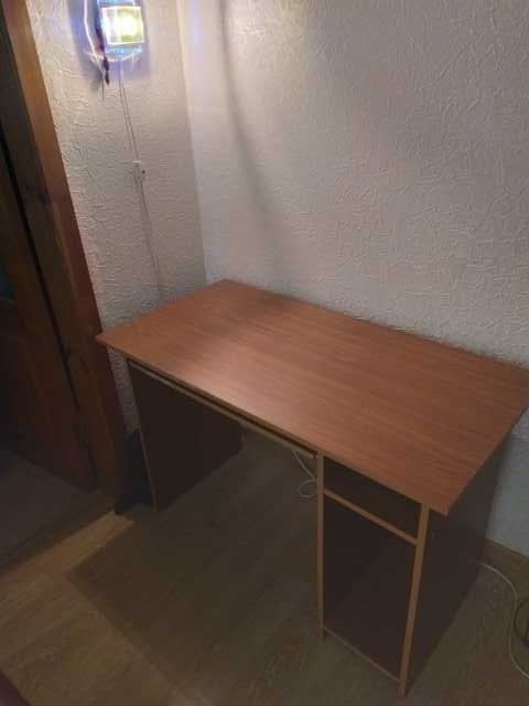 Продам: коричневый компьютерный стол