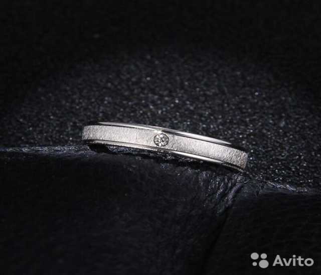 Продам: Обручальное кольцо с кристалом