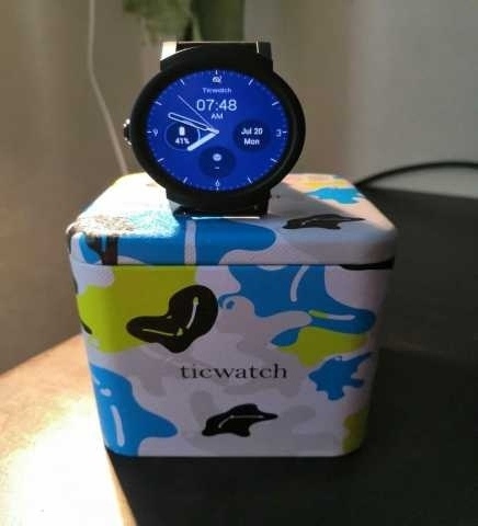 Продам: Ticwatch E Android Wear Смарт-часы чёрны