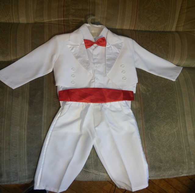 Продам: Белый фрак-костюмчик с рубашкой р78-80