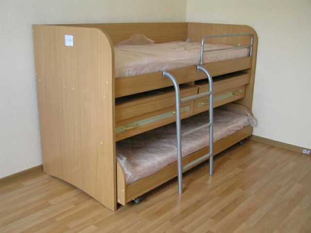 Продам: Двухъярусная кровать с ящиками и письмен