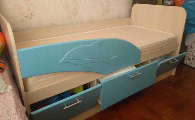 Продам: Детская кровать "Дельфин"