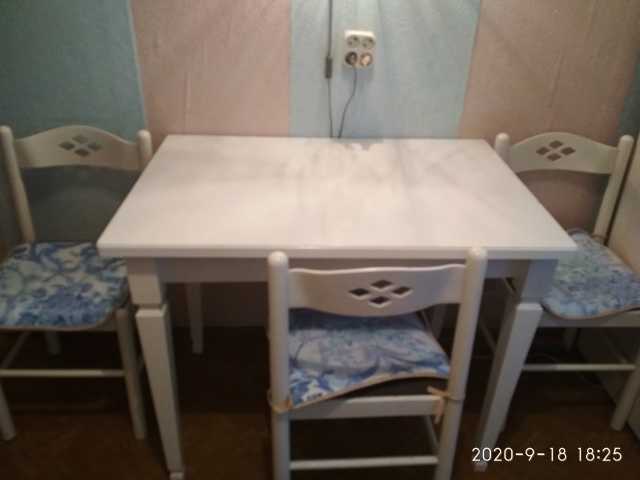 Продам: Обеденный стол и 4 стула
