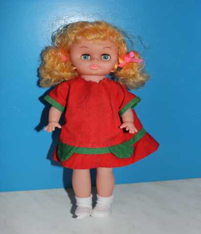 Продам: Кукла в красно-зелёном платье