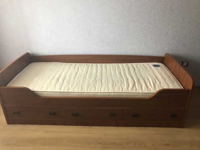 Продам: Кровать с матрацем б/у