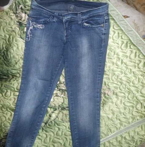 Продам: джинсы с вышивкой