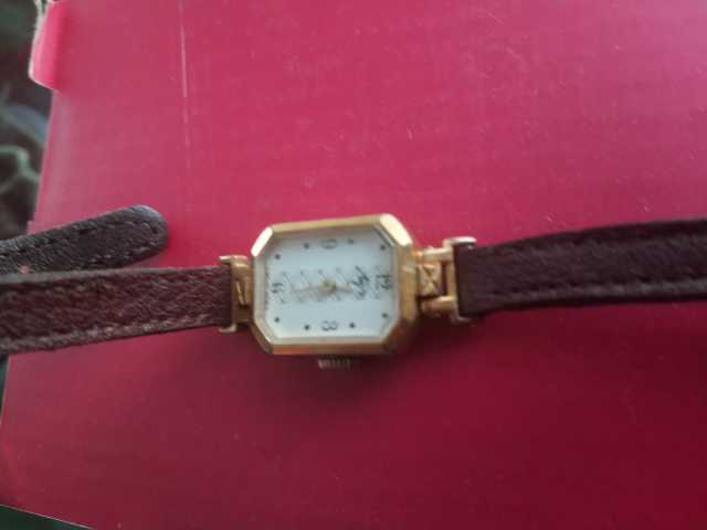 Продам: Стильные женские советские часы Луч