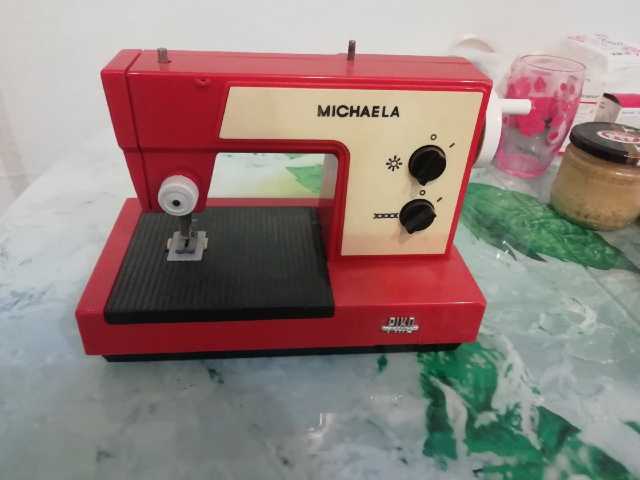 Продам: Винтажная детская швейная машинка Michae