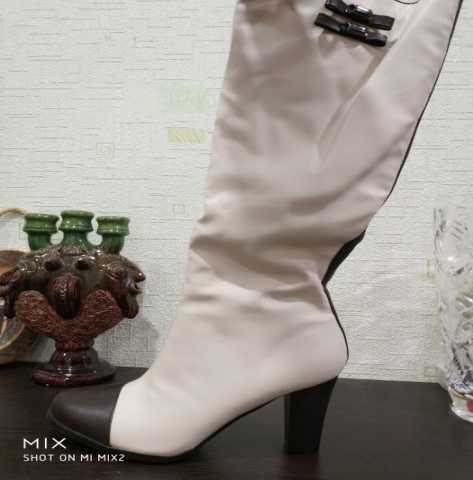 Продам: Новые женские белые сапоги стелька 25 см