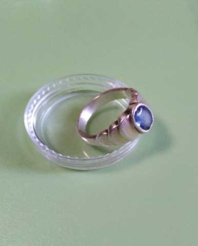 Продам: Серебрянное колечко кольцо с камнем