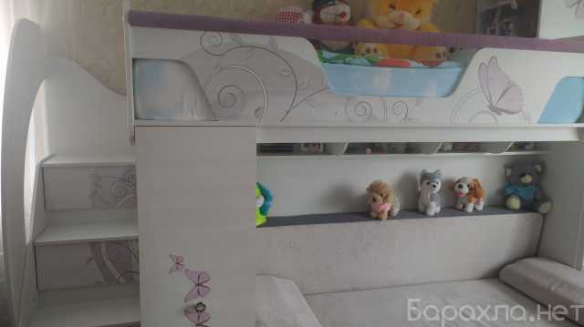 Продам: Детская кровать чердак и плательные шкаф