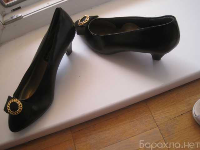 Продам: Новые черные женские туфли каблук 4 см