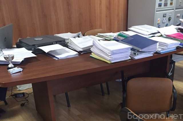 Стол прокурора. Бумаги на столе. Бумаги на столе в офисе. Стол заваленный бумагами. Кабинет с бумагами на столе.