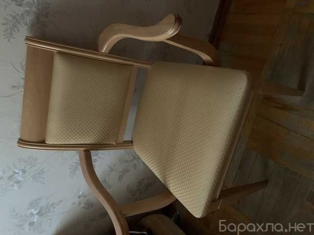 Продам: Деревянный стул с подлокотниками
