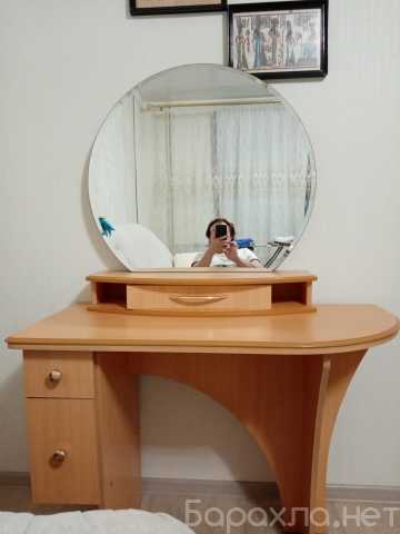 Продам: Столик с зеркалом в отличном состоянии