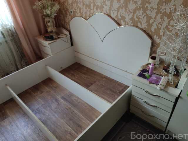 Продам: Кровать с тумбачками и матрасом, в белом