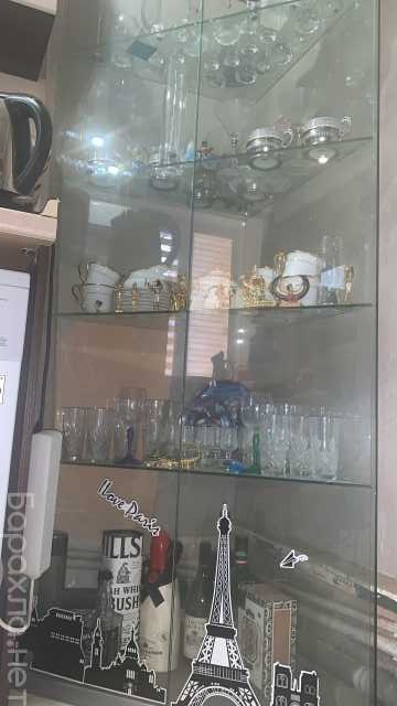 Продам: Угловой стеклянный шкаф