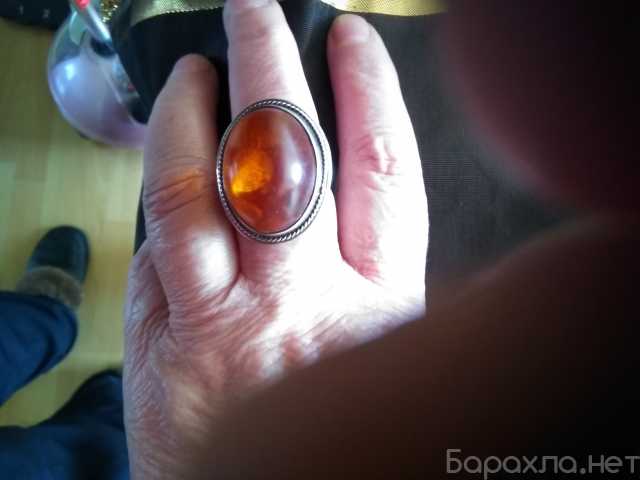 Продам: Кольцо серебряное с природным янтарем