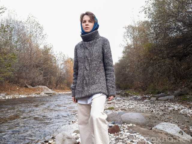 Продам: Вязаный шерстяной женский свитер с высок