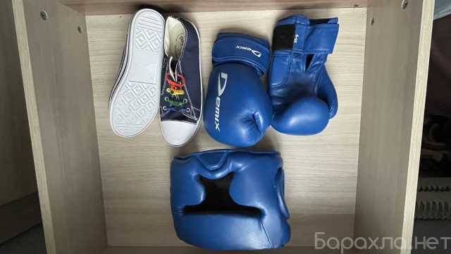 Продам: Боксерские перчатки и шлем с кедами