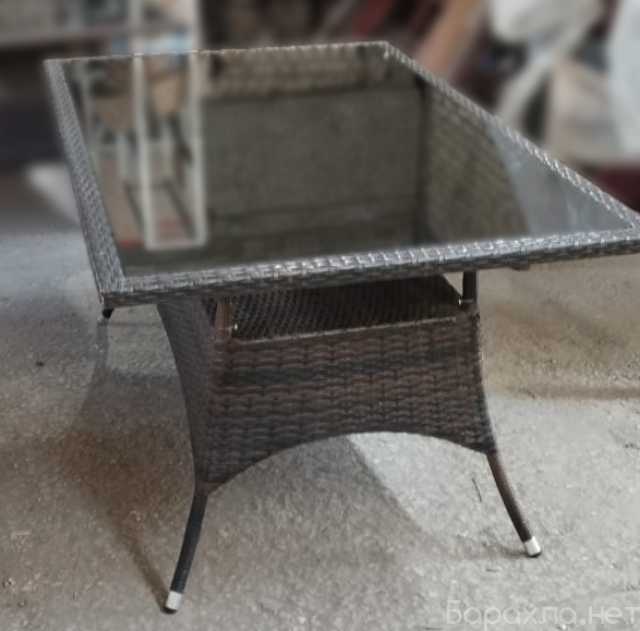 Продам: Стол прямоугольный из ротанга со стеклом
