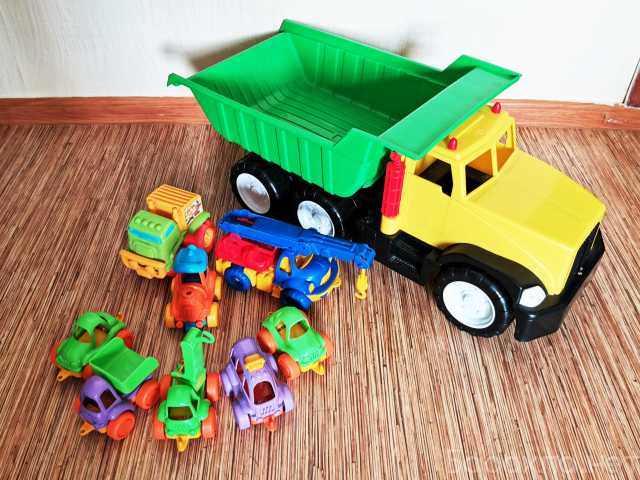 Продам: Детские игрушки. Большой гузовик и машин