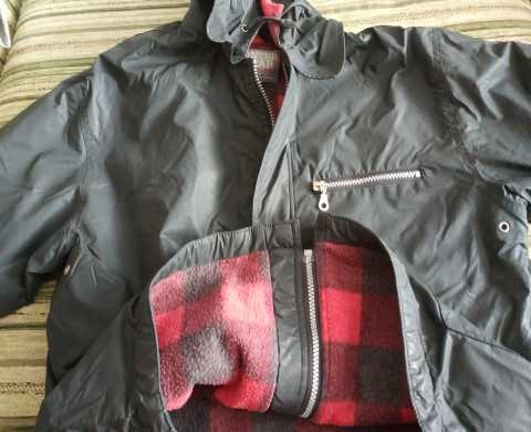Продам: Качественная чёрная куртка с утеплителем