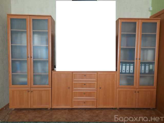 Продам: комплект мебели из 2 шкафов и тумбы
