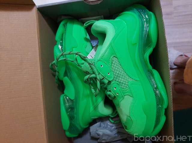 Продам: зеленые кроссовки